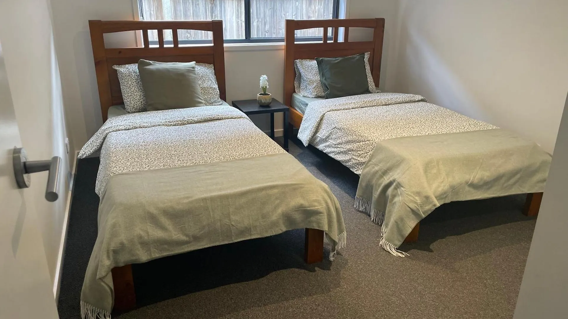 New Spacious 4 Bedroom Retreat Fully Air Conditioned In Loganholme Australia