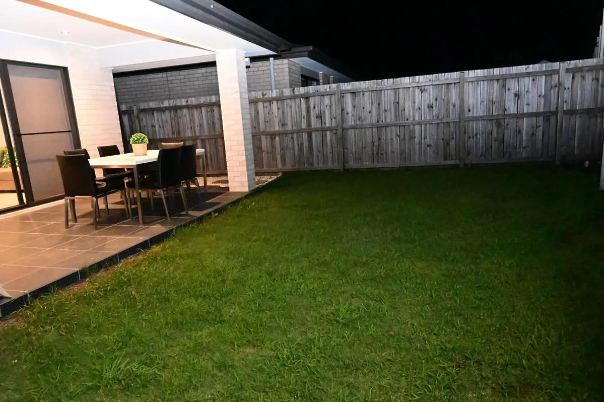Spacious 4 Bedroom Retreat Fully Air Conditioned In Loganholme Holiday home