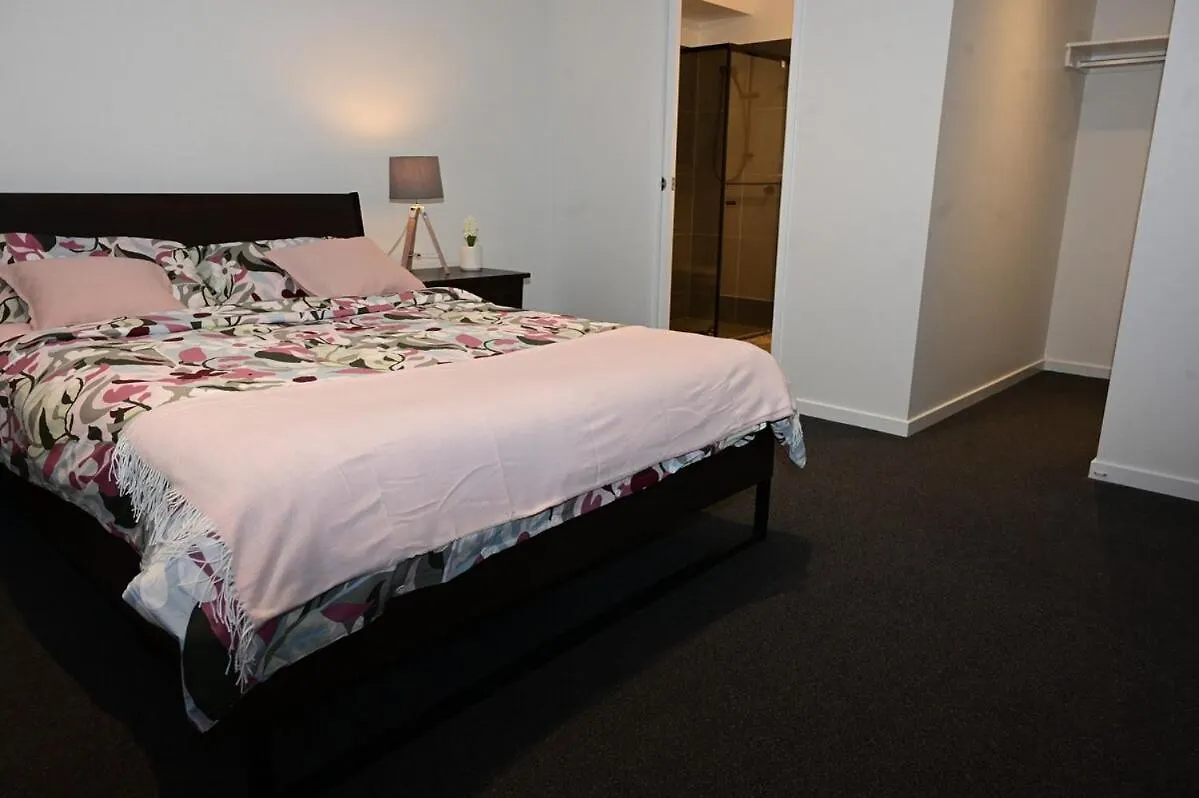 Spacious 4 Bedroom Retreat Fully Air Conditioned In Loganholme Australia
