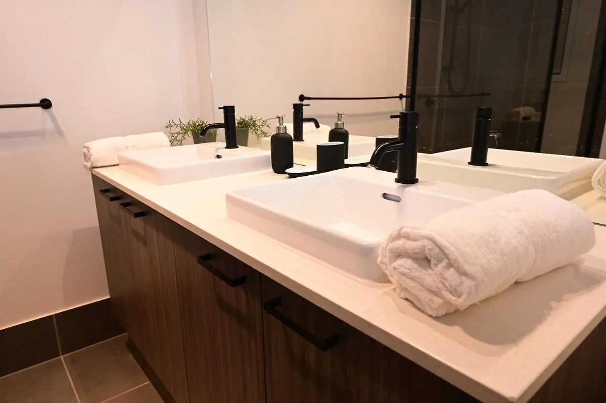 Spacious 4 Bedroom Retreat Fully Air Conditioned In Loganholme